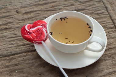 Cam ve şeker tatlı Sevgililer merkezinde sıcak çay