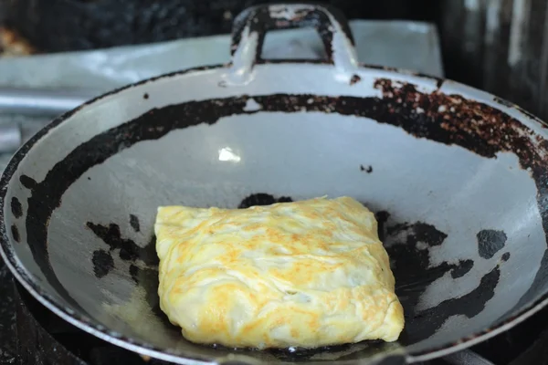 Faire des œufs crêpes croustillants en cours — Photo
