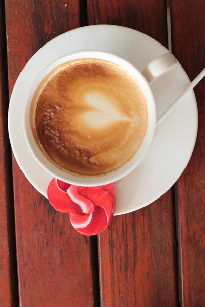 Café con leche caliente en vidrio y dulce corazón de San Valentín —  Fotos de Stock