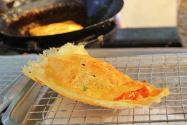 Süreç içinde gevrek gözleme yumurta yapma