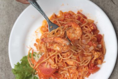 Sauc çanak üzerinde karides spagetti