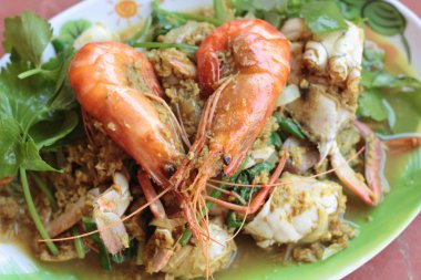 Karides köri - kızarmış karides tabak içinde toz köri ile