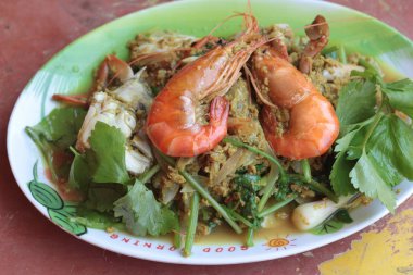 Karides köri - kızarmış karides tabak içinde toz köri ile