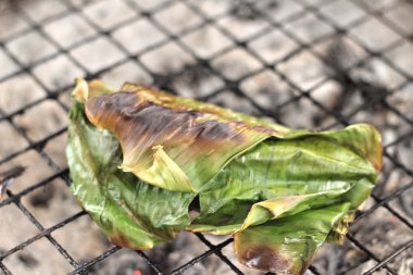 yapışkan pirinç sarılmış muz yaprakları ızgara