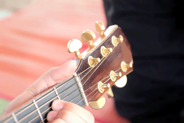 Blureed men playing the guitar — Stock Photo, Image