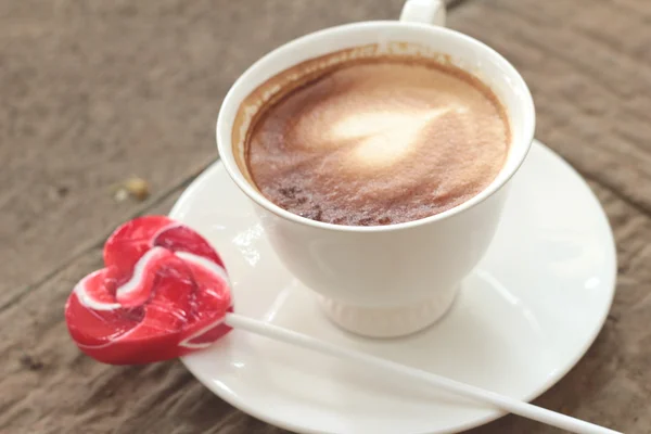 Horké latte káva v skla a candy sweet valentinky srdce — Stock fotografie
