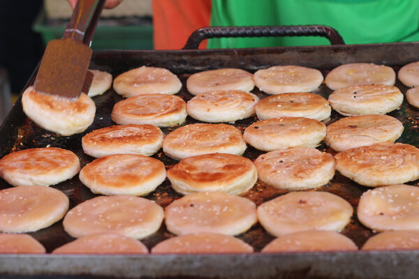 Таиландский десерт, мука смешанная, кокос, а потом жареный
.
