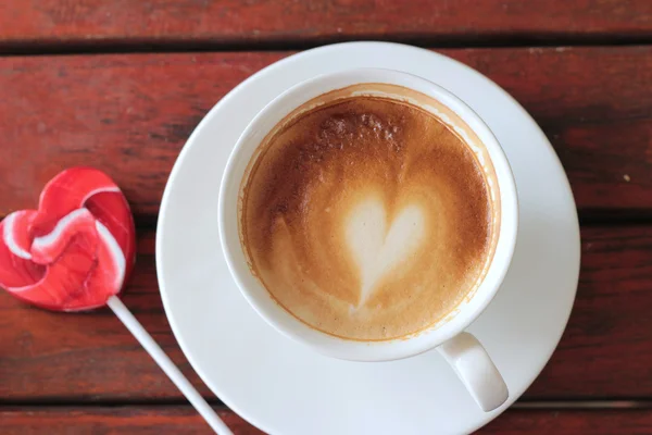 Café com leite quente em vidro e doce doce coração dos namorados — Fotografia de Stock