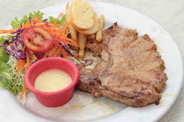 biftek ve patates kızartması sebze salatası.