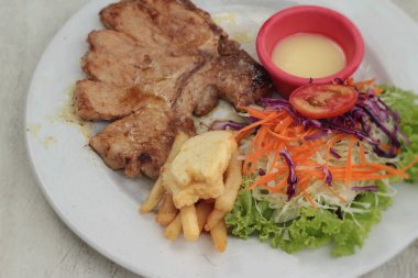 biftek ve patates kızartması sebze salatası.