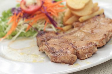 biftek ve patates kızartması sebze salatası.