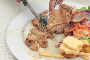 biftek ve patates kızartması sebze salatası.