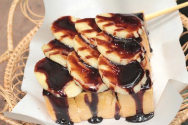 Muz ve çikolata ile tepesinde tost