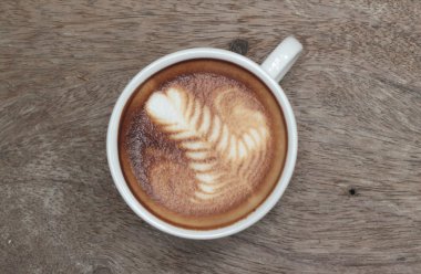 Latte Kahve Kupası ahşap arka plan üzerinde