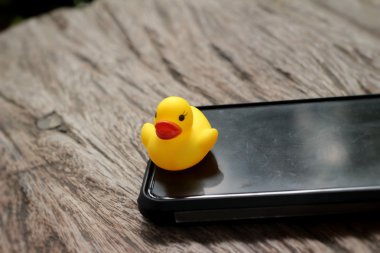 Sarı lastik ördek ve akıllı telefonlar