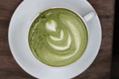 Yeşil çay ve süt içmek için