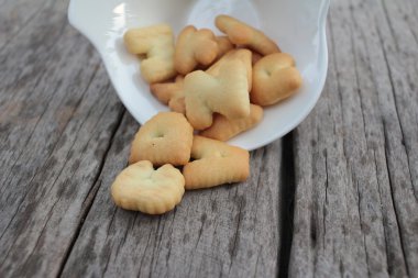 Tuzlu kraker lezzetli ahşap arka plan üzerinde olduğunu