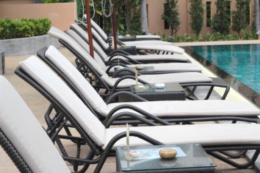 Yüzme havuzlu güneşlenme.