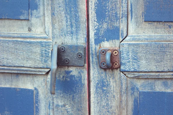 Punho vintage porta de madeira de fundo azul — Fotografia de Stock