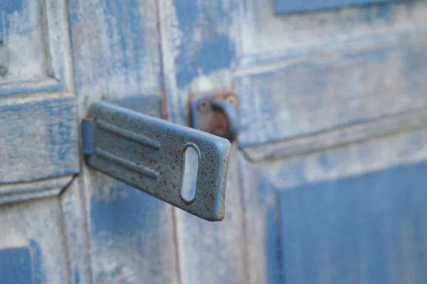 Punho vintage porta de madeira de fundo azul — Fotografia de Stock