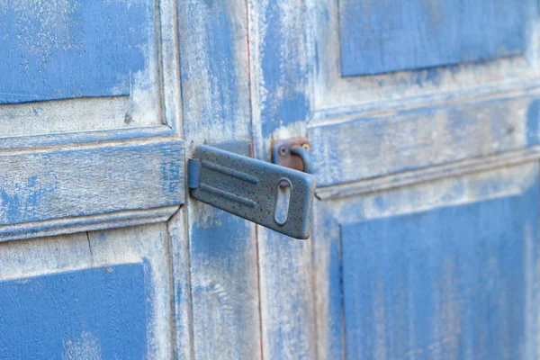 Punho vintage porta de madeira de fundo azul — Fotografia de Stock