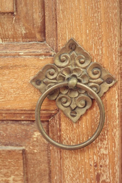 Griff einer alten Holztür aus einem alten Haus. — Stockfoto