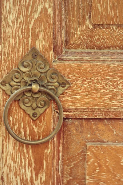 Maniglia vintage porta in legno da una vecchia casa . — Foto Stock