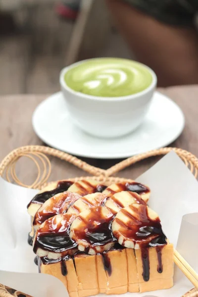 Torradas cobertas com bananas e chocolate - Chá verde com leite — Fotografia de Stock