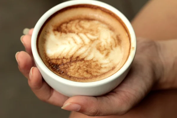 Frau trinkt Kaffee in Tasse — Stockfoto