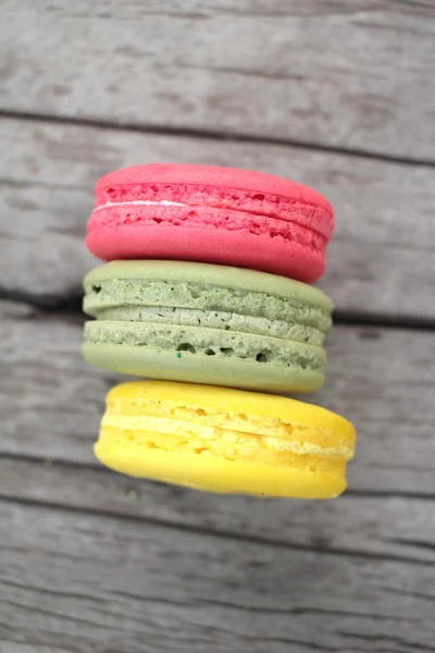 Macaroni colorati deliziosi su sfondo di legno . — Foto Stock