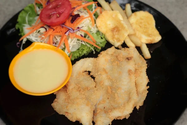 Steak ikan dan salad sayuran dengan kentang goreng . — Stok Foto