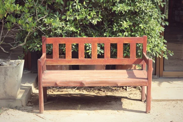 Cadeira de banco no parque — Fotografia de Stock