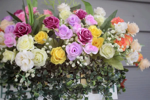 Mesterséges virágok gyönyörű vintage rózsák — Stock Fotó
