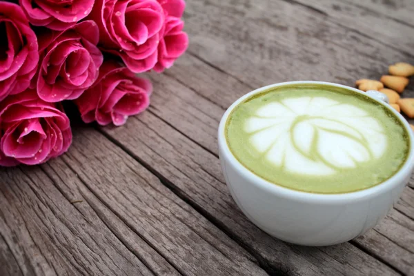 Té verde y leche para beber —  Fotos de Stock