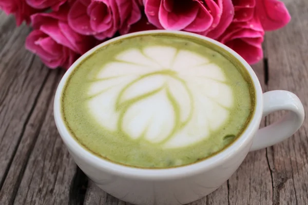 Té verde y leche para beber —  Fotos de Stock