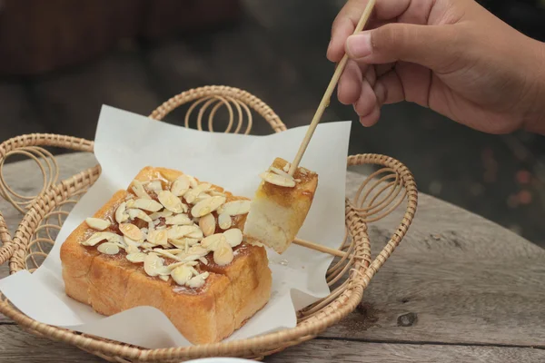 Badem ve bal ile tepesinde tost. — Stok fotoğraf