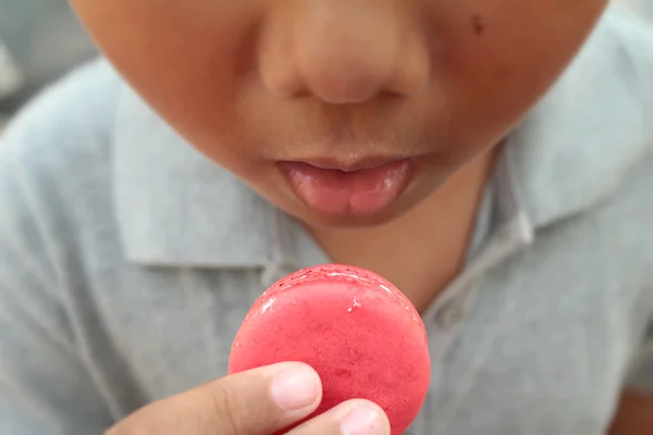 Dziecko jedzenie kolorowy Macaroons pyszne — Zdjęcie stockowe