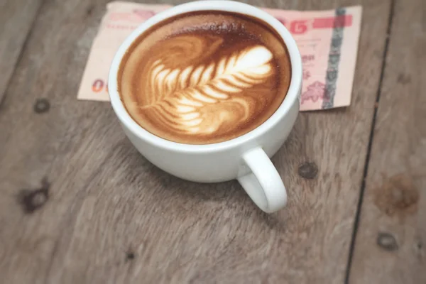 Café latte na xícara e banknot — Fotografia de Stock