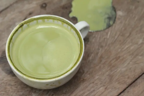 Grüner Tee und Milch zum Trinken — Stockfoto