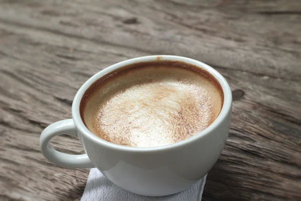 Café latte na xícara no fundo de madeira — Fotografia de Stock