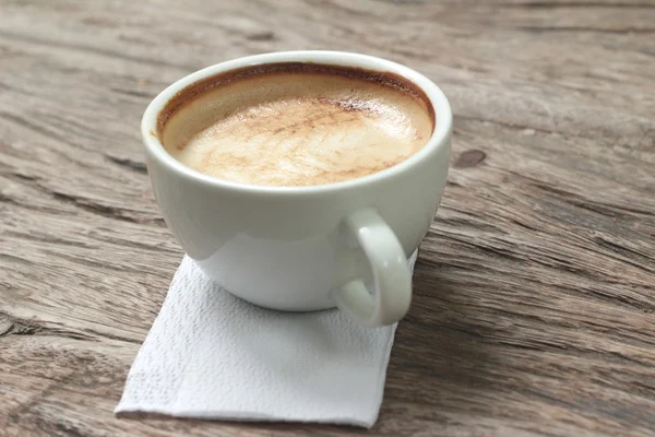 Café con leche en taza sobre fondo de madera —  Fotos de Stock