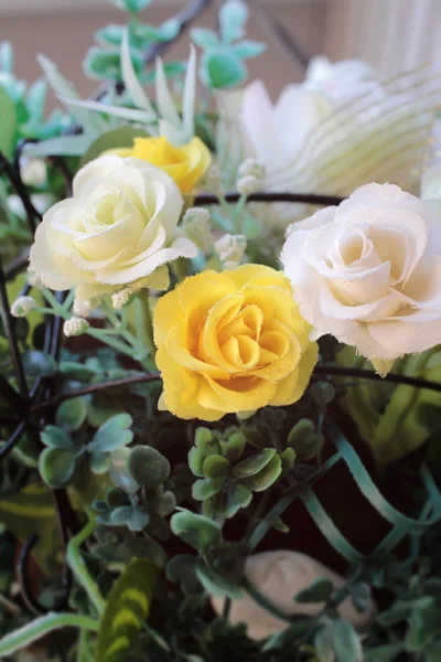 Belles roses vintage de fleurs artificielles — Photo