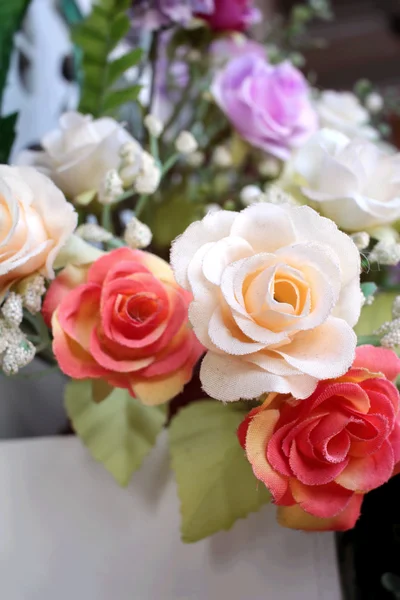 Schöne alte Rosen mit künstlichen Blumen — Stockfoto