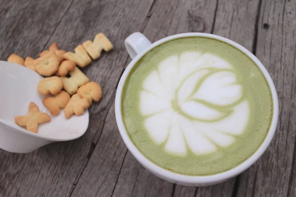 Tè verde con latte e cracker delizioso — Foto Stock