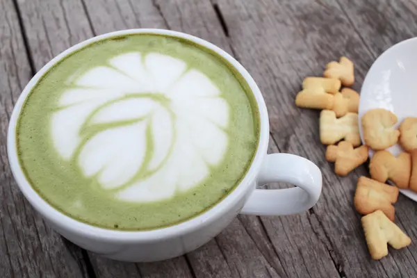 Tè verde con latte e cracker delizioso — Foto Stock