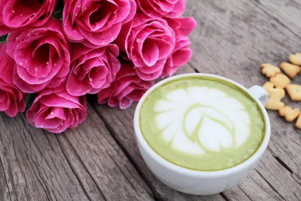 Té verde con leche y galletas deliciosas —  Fotos de Stock