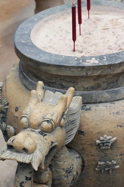 Joss palo pote con dragón escultura en el templo —  Fotos de Stock
