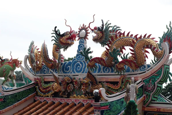 Dragon statue on the roof — Stock Photo, Image