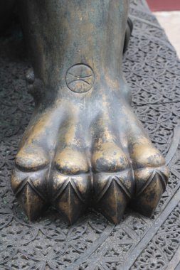 Tapınağın üzerinde desenli heykel - ejderha-.