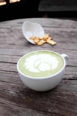 Yeşil çay süt ve kraker lezzetli